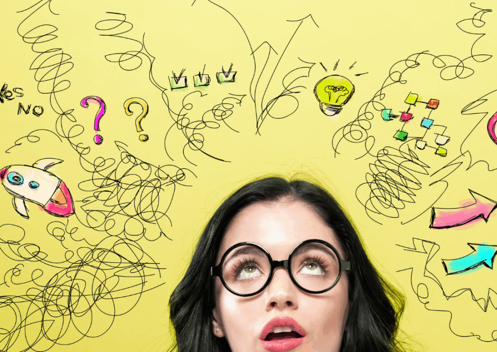 Femme pensive avec des dessins illustrant des idées, des questions et des symboles de réflexion sur fond jaune, représentant le processus de réflexion lors d’un entretien annuel