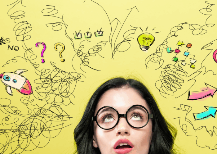 Femme pensive avec des dessins illustrant des idées, des questions et des symboles de réflexion sur fond jaune, représentant le processus de réflexion lors d’un entretien annuel
