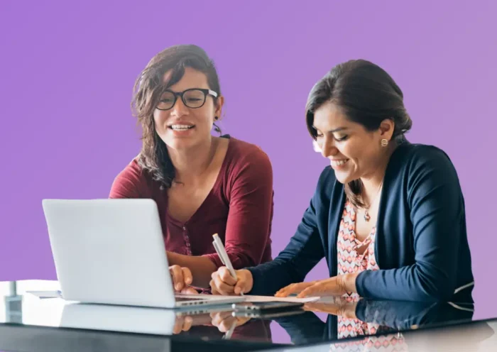 Manager et employé souriants lors d'un entretien annuel d'évaluation
