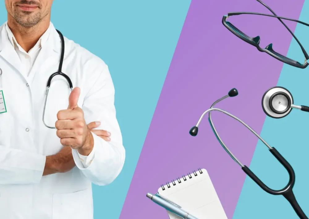 Médecin souriant avec pouce levé entouré d’accessoires médicaux, symbolisant la gestion efficace des visites médicales en entreprise