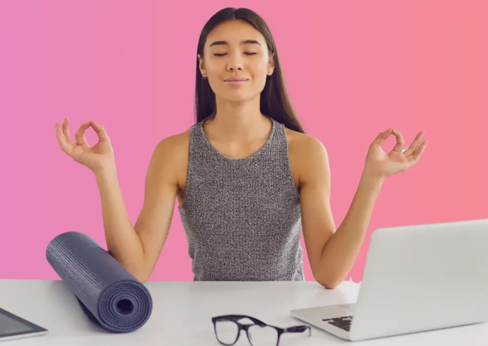 Une femme en posture de yoga devant son ordinateur, symbolisant l’équilibre entre travail et bien-être grâce au droit à la déconnexion.