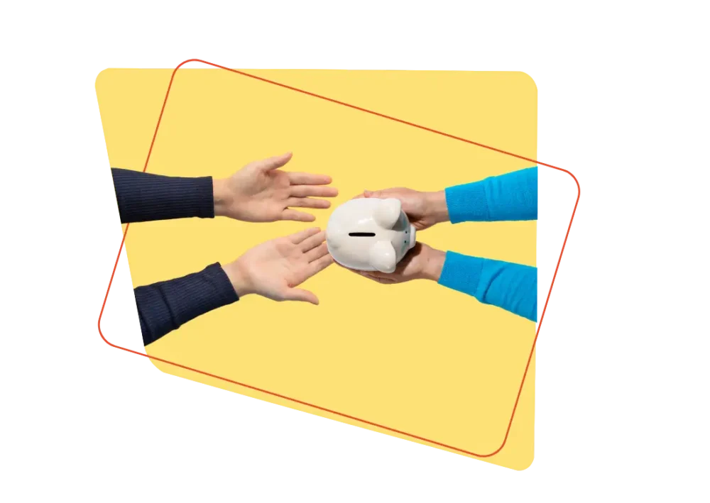 Deux paires de mains échangent une tirelire blanche sur un fond graphique jaune et rouge, illustrant une externalisation ou une gestion financière.