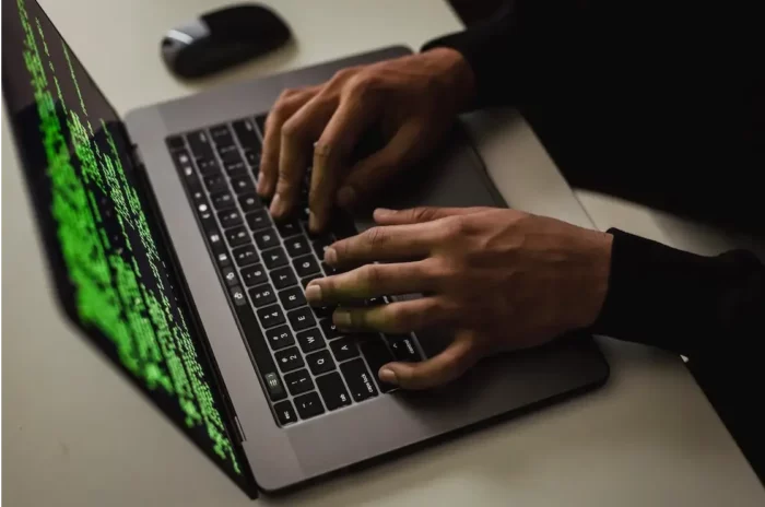 les entreprises doivent être prudentes lors du choix de leur solution. Identifier et évaluer les risques qui pourraient potentiellement exposer votre système à des cyberattaques est essentiel.