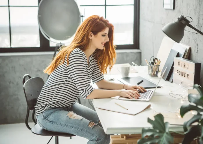 À 100 %, en mode hybride, ou partiel, les tendances du télétravail et des bureaux hybrides de 2024 sont analysées pour les DRH. Un guide complet pour anticiper l'avenir du travail !