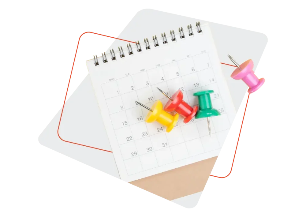 Calendrier avec punaises colorées représentant l’anticipation des visites de reprise en entreprise