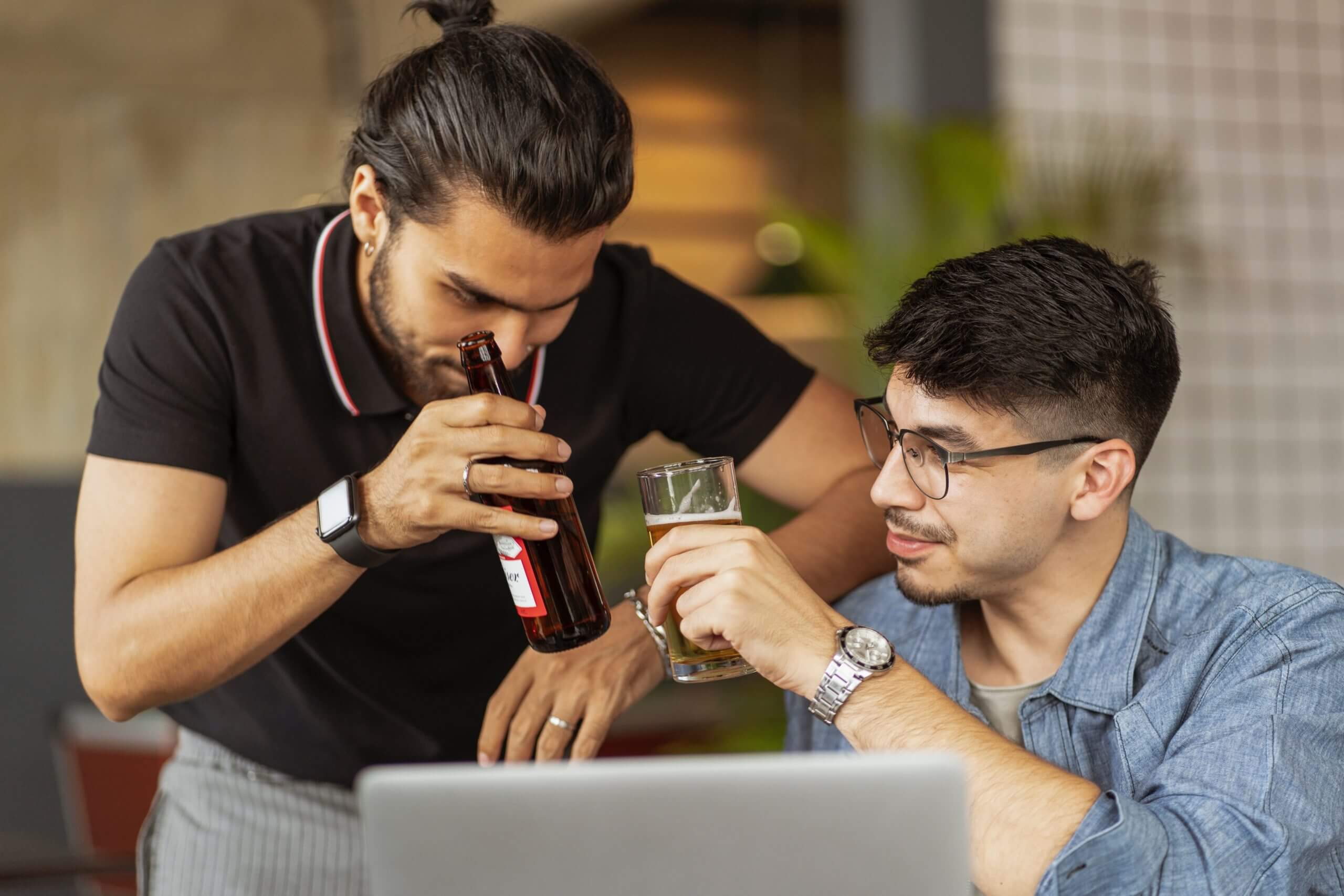 Deux hommes prenant l'apéro