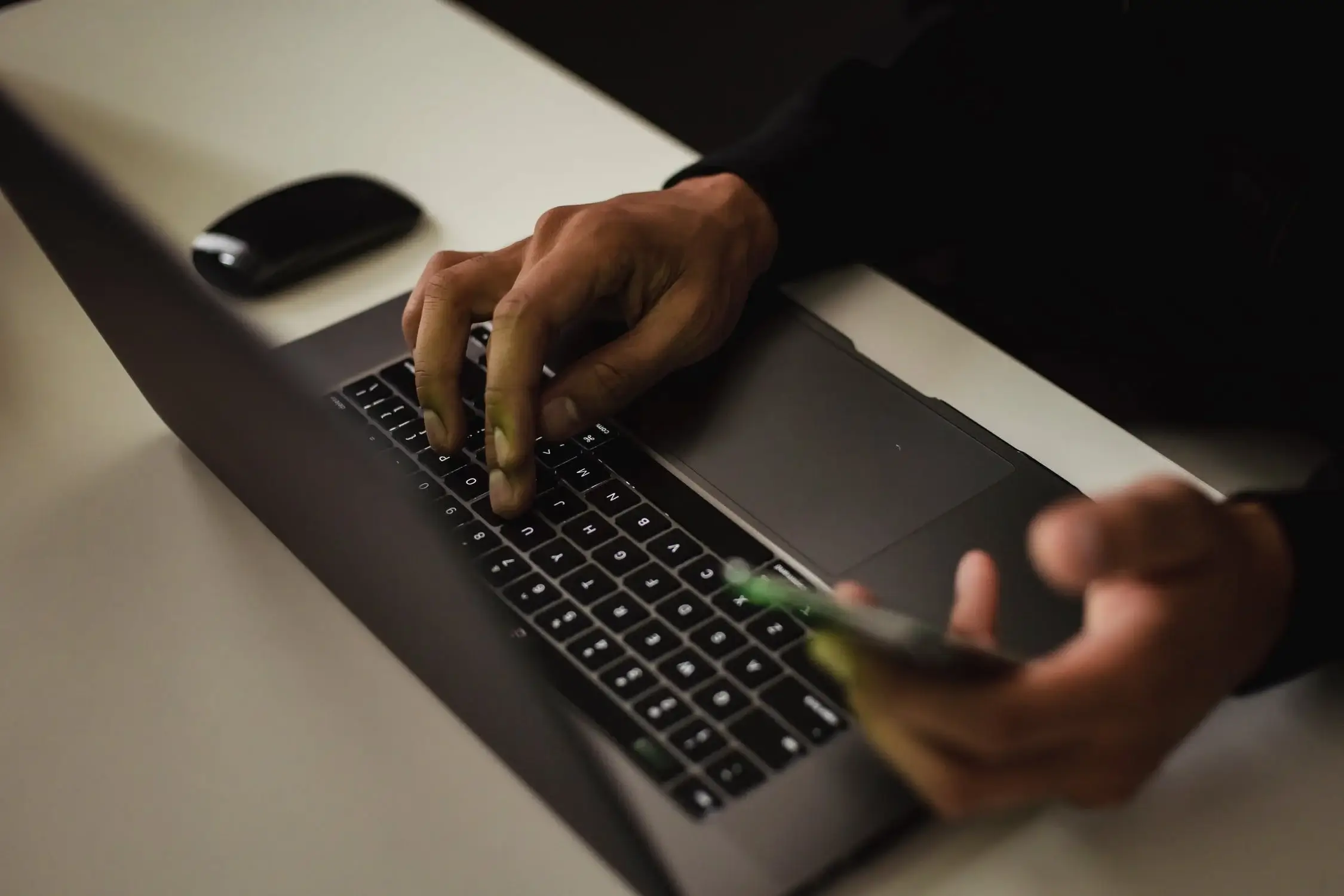 Collaborateur Silae tapant sur le clavier de son pc