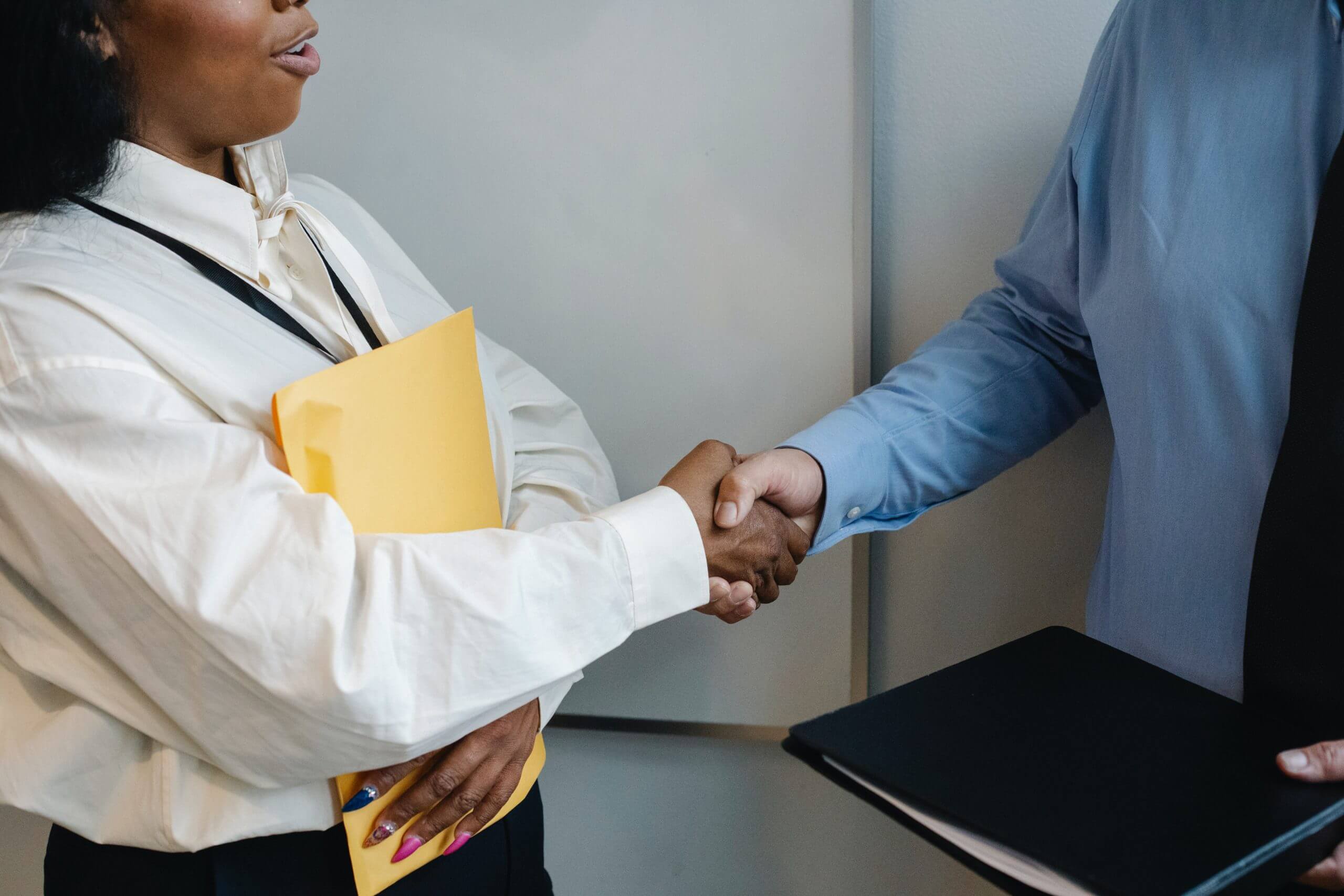 Deux collaborateurs Silae qui se serrent la main