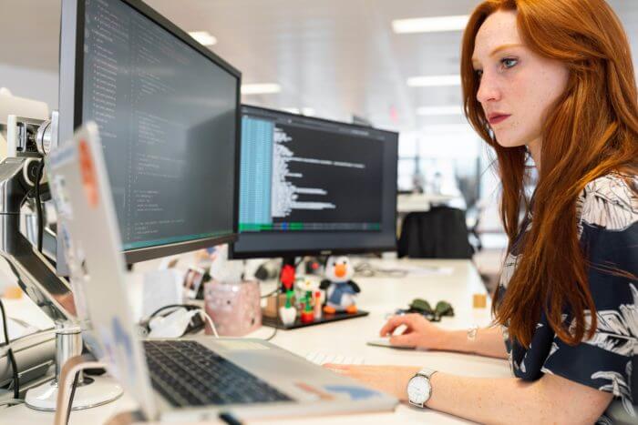Collaboratrice Silae à son bureau