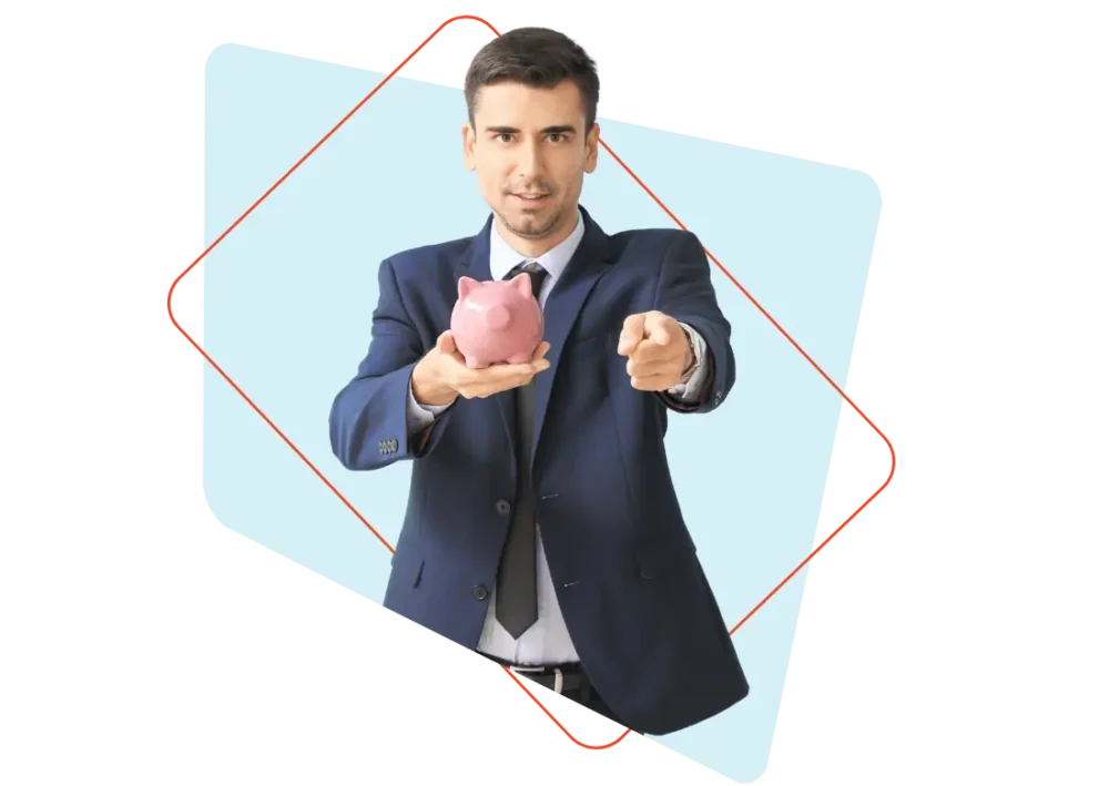 Homme d'affaires en costume tenant une tirelire rose et pointant du doigt, illustrant la gestion financière ou l'externalisation de la paie.
