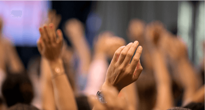 Bras levés de collaborateurs Silae