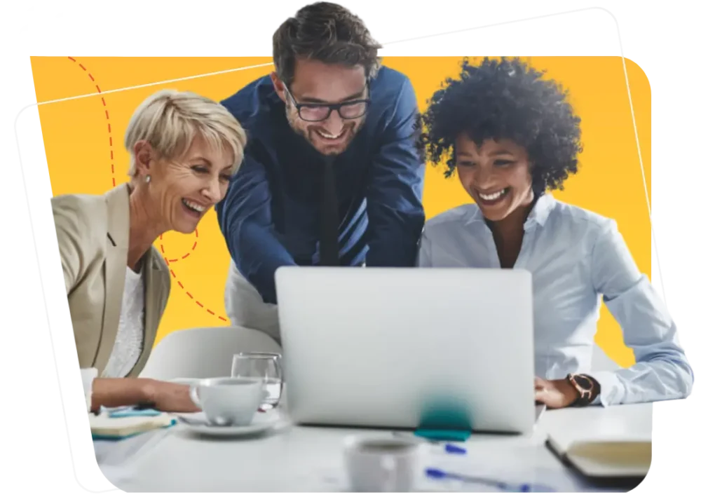 Trois professionnels autour d’un ordinateur en réunion, représentant la sous-traitance de la paie dans un cabinet d’expertise comptable.